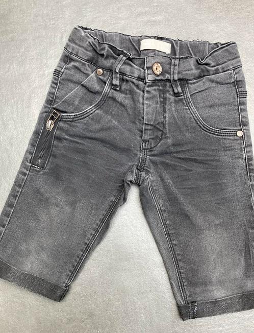 45: grijszwarte jeans short Name it maat 116, Kinderen en Baby's, Kinderkleding | Maat 116, Zo goed als nieuw, Jongen, Broek, Ophalen of Verzenden