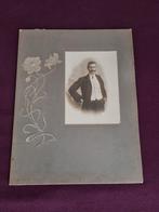 Foto op karton 1907 met gravure 32 x 25 cm, Verzamelen, Foto's en Prenten, Gebruikt, Foto, Klederdracht, Ophalen of Verzenden