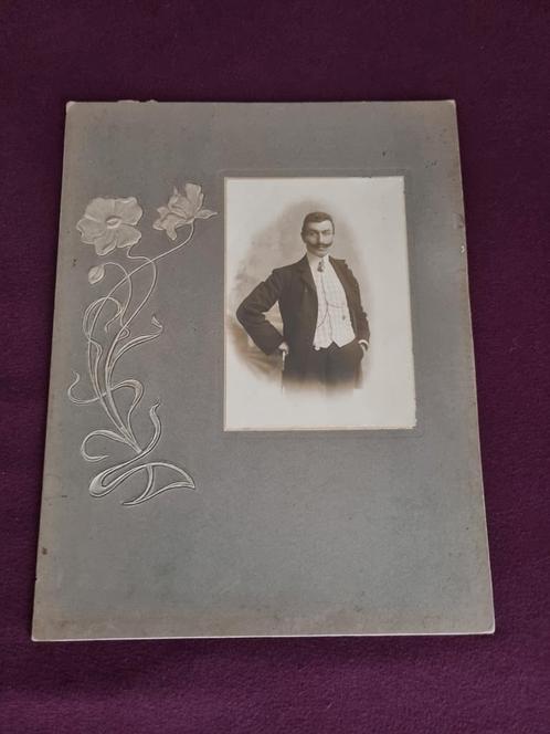Foto op karton 1907 met gravure 32 x 25 cm, Verzamelen, Foto's en Prenten, Gebruikt, Foto, Klederdracht, Voor 1940, Ophalen of Verzenden