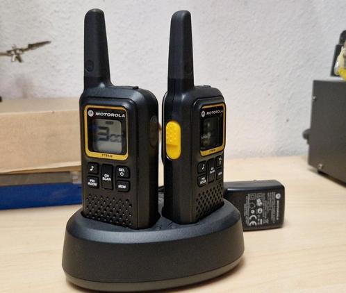 2 Walkie talkies Motorola XTB446 + dockingstation., Télécoms, Talkies-walkies & Walkies-talkies, Comme neuf, Talkie-walkie ou Walkie-talkie