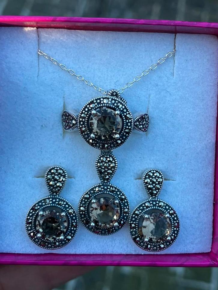 Prachtige zilveren zultaniet setje, Handtassen en Accessoires, Oorbellen, Nieuw, Knopjes of Stekers, Glas, Rood, Met edelsteen