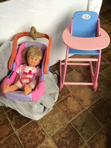 Poppen eetstoel en poppendrager en pop beschikbaar voor biedingen