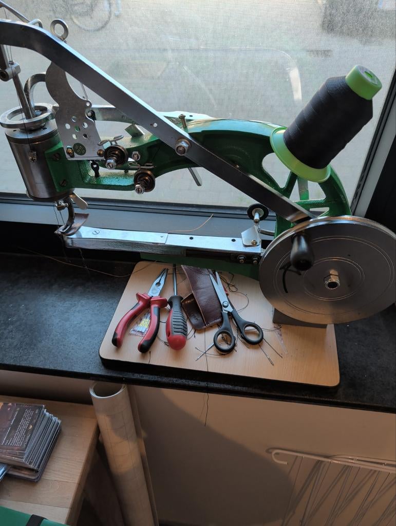 Leder naaimachine handmatig, Ophalen