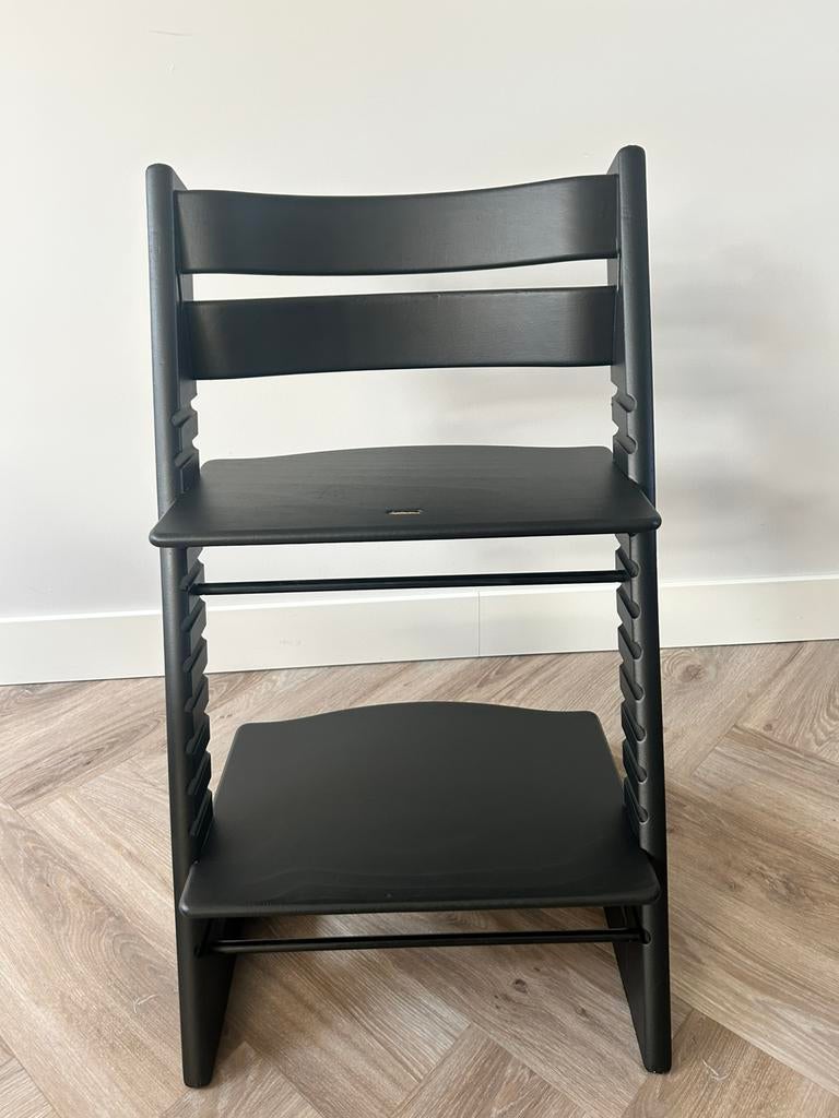 Stokke Tripp Trapp mat zwart Trip Trap in super staat, Kinderen en Baby's, Kinderstoelen, Ophalen, Zo goed als nieuw, Meegroeistoel