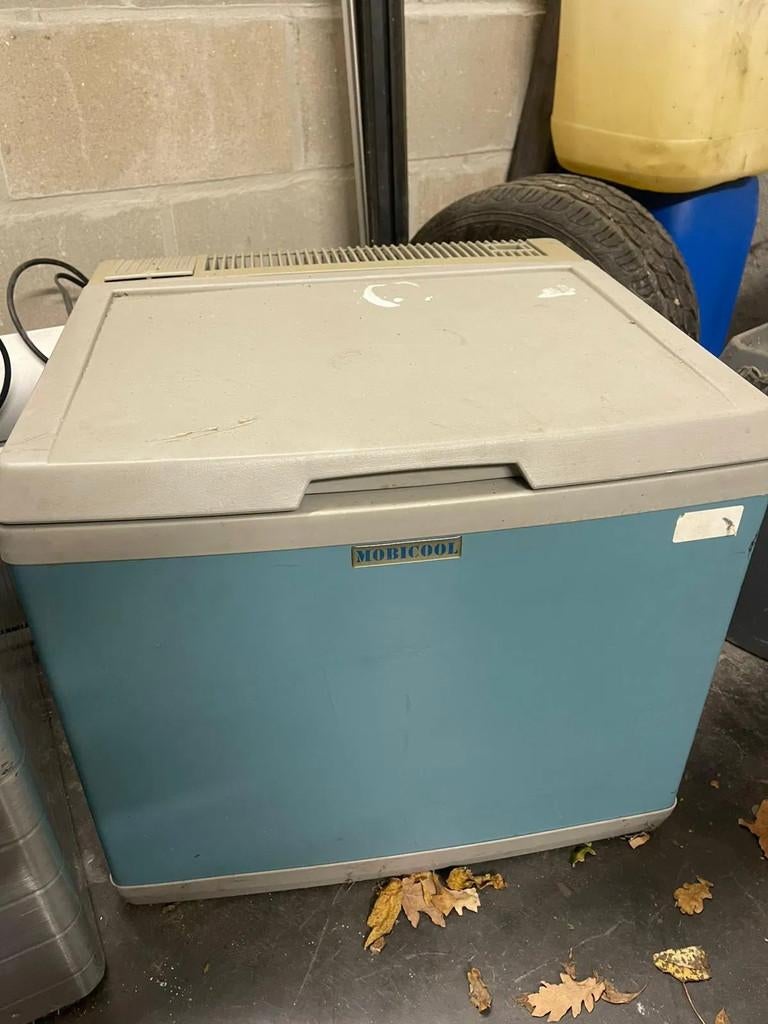 3 Koelboxen + 1 volle fles propaan 5kg + 2 lege 3 Koelboxen