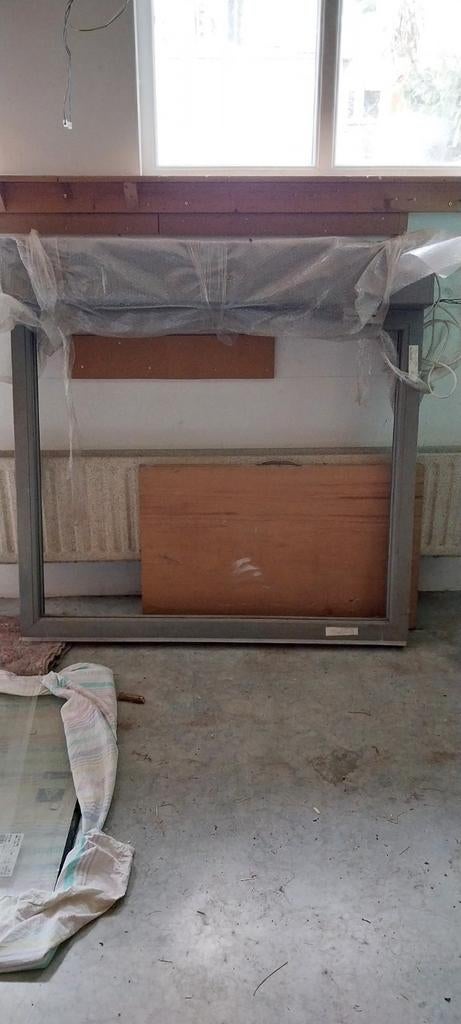 Nieuwe raam in grijze pvc met ingebouwde elektrische rolluik, Ophalen