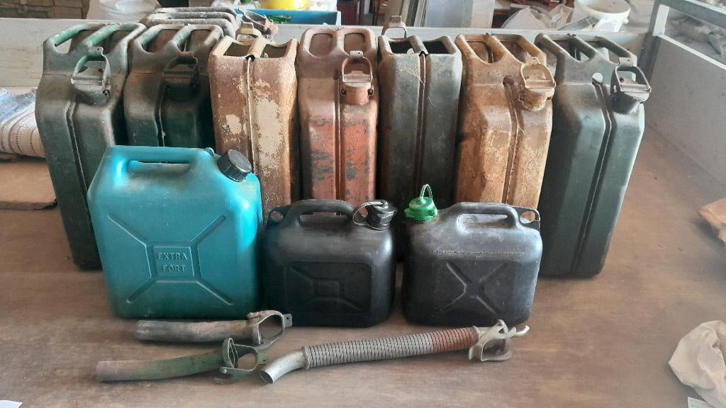 lot jerrycans militaires, connecteurs, bidons, Ophalen