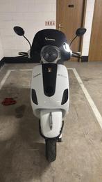 Vespa  50cc b klassen in zeer goede staat  9800km, Fietsen en Brommers, Ophalen, Zo goed als nieuw