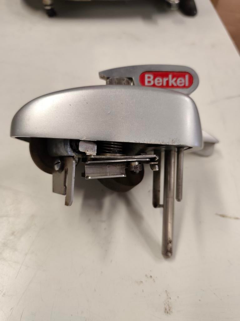 Aiguiseur complet pour trancheuse Berkel 834, Articles professionnels, Horeca | Équipement de cuisine, Enlèvement