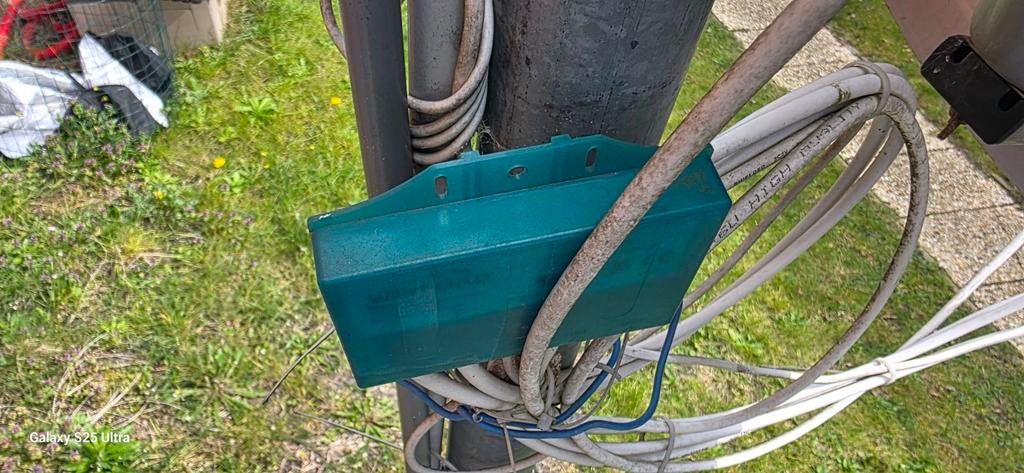 Schotelantenne met 4 LNB en paal Zink, Ophalen