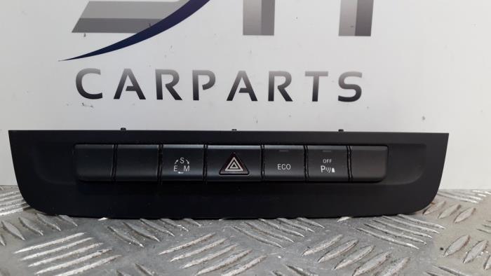 Commutateur éclairage d'urgence d'un Mercedes CLA, Autos : Pièces & Accessoires, Tableau de bord & Interrupteurs, Mercedes-Benz