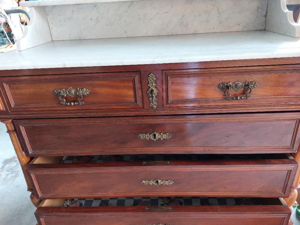 Ladenkast met spiegel, Ophalen