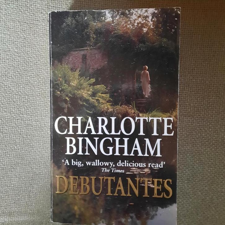 DEBUTANTES - CHARLOTTE BINGHAM - ENGELS, Boeken, Romans, Gelezen, Ophalen of Verzenden