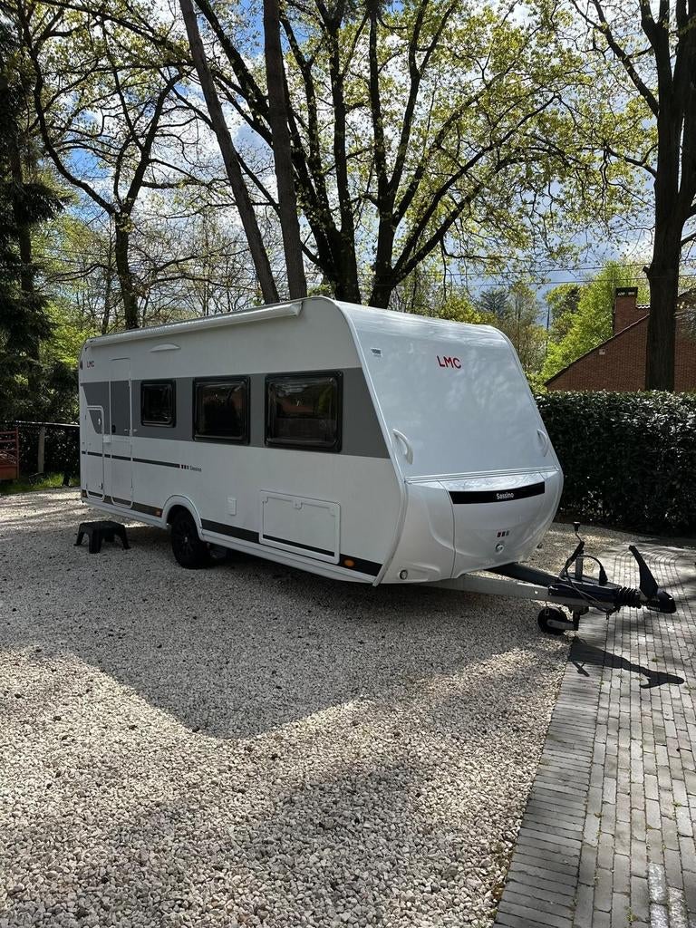 LMC Sassino 470K lichtgewicht caravan vertrekklaar 06/2024!, Caravans en Kamperen, Caravans, Particulier, Stapelbed, Douche, Koelkast