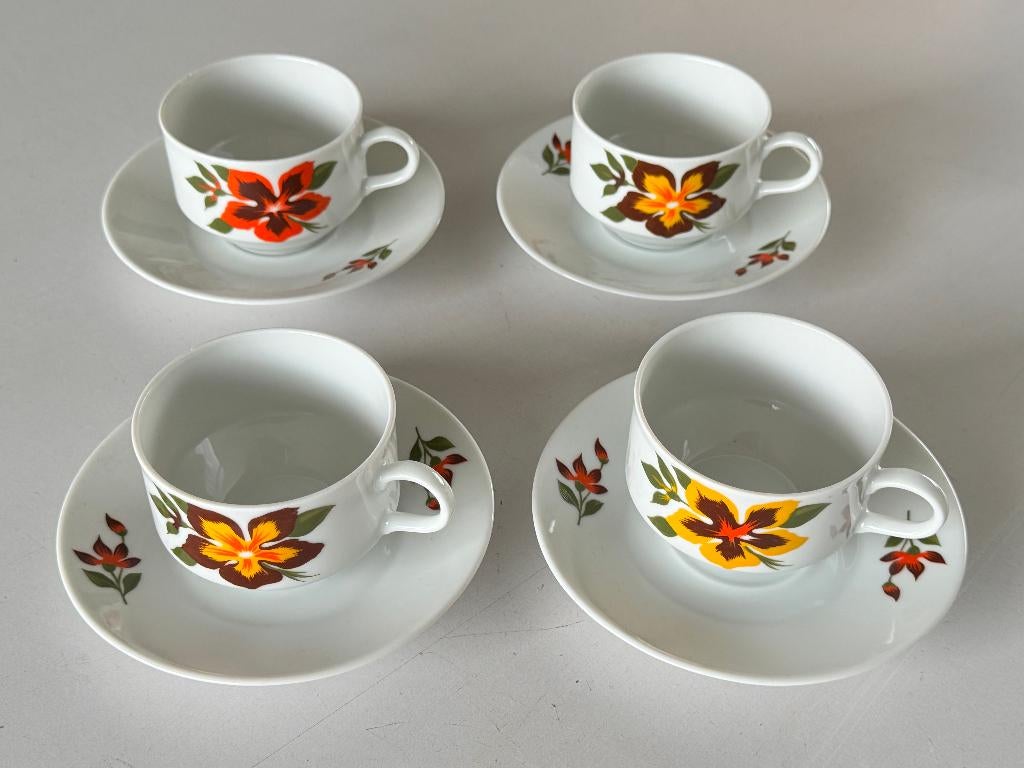 vier retro koffiekopjes met schoteltjes, Ophalen of Verzenden, Zo goed als nieuw, Overige stijlen, Kop(pen) en/of Schotel(s)
