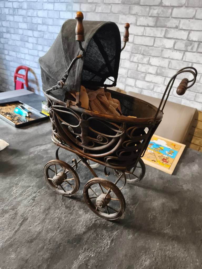 Antieke popenwagen met porselein pop, Enlèvement