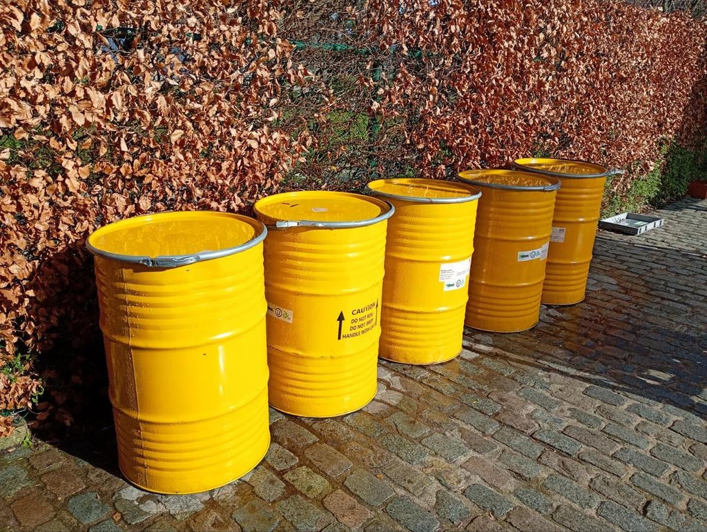 2 gele ijzer vaten van 200 liter. Afkomstig uit voeding, Enlèvement