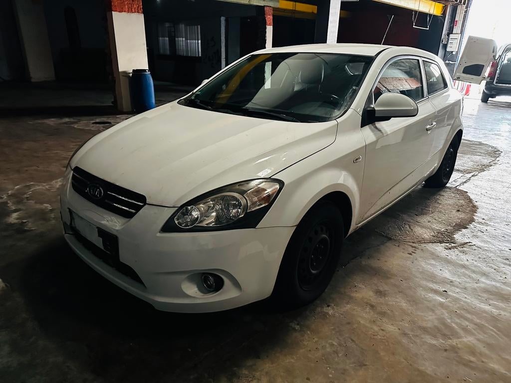 Kia Cee’d  Essence  140.000 km – 3 portes, 93 kW, Entreprise, Boîte manuelle, Noir