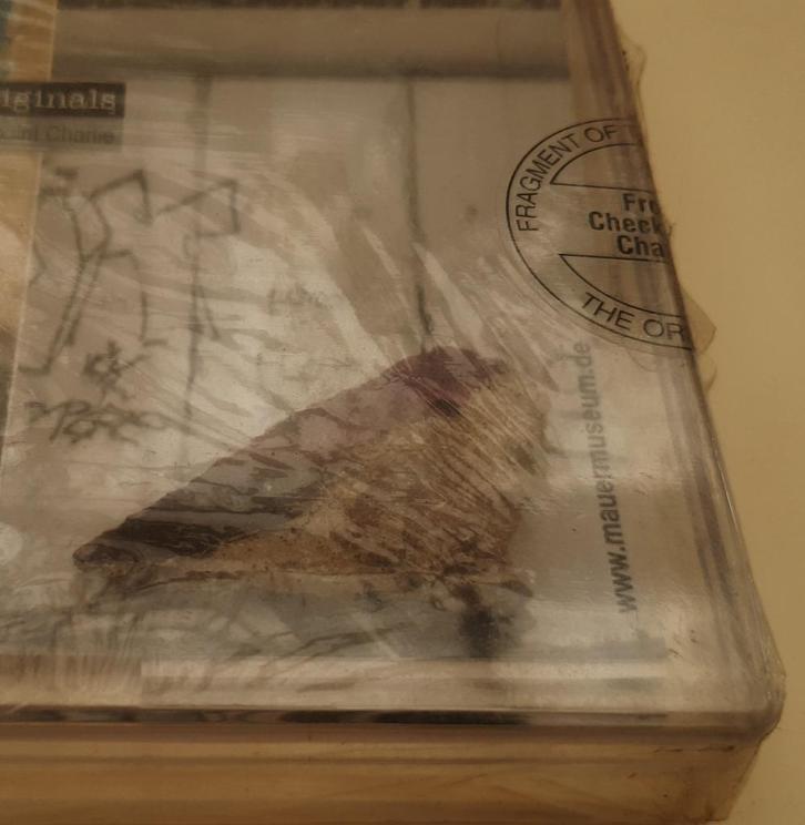 Stukje Berlijnse muur & boek, Livres, Histoire mondiale, Comme neuf, Europe, 20e siècle ou après, Envoi