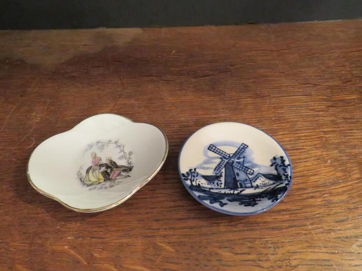 2 kleine decoratieve borden, Antiek en Kunst, Antiek | Keramiek en Aardewerk, Ophalen of Verzenden
