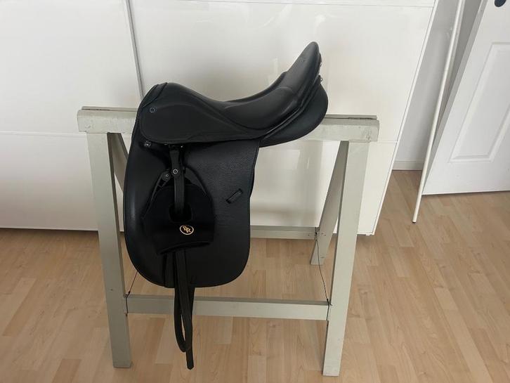 Dressuurzadel Stubben Genesis biomex, Dieren en Toebehoren, Paarden en Pony's | Zadels, Nieuw, Dressuur, Ophalen of Verzenden