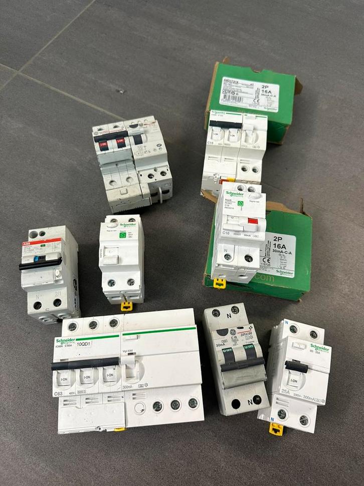 Differentieel alle type+contactor+verschilende transformator, Doe-het-zelf en Bouw, Elektriciteit en Kabels, Zo goed als nieuw