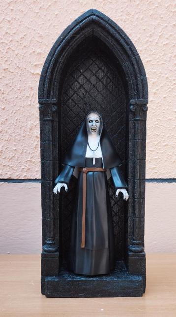 The Nun Figurine dans sa chapelle beschikbaar voor biedingen