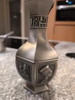 Un vase en métal aux motifs égyptiens, Enlèvement