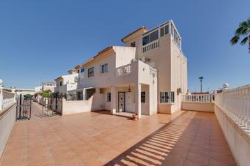 Spacieuse maison duplex à vendre avec terrain à Torrevieja !