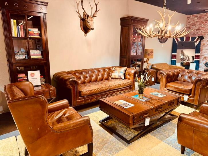 SHOWROOMMODEL ACTIE: chesterfield 3-1-1 zits Vintage Cognac, Huis en Inrichting, Zetels | Complete zithoeken, Zo goed als nieuw
