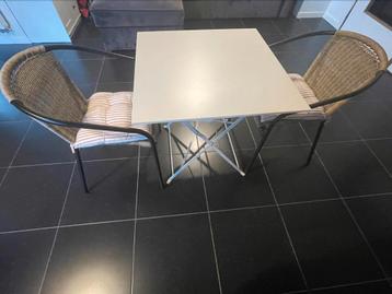 Buitentafel + 2 stoelen beschikbaar voor biedingen