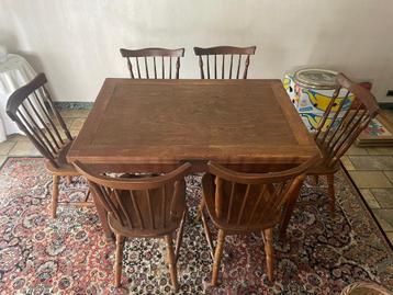 Uitschuifbare massieve houten eettafel met 6 stoelen beschikbaar voor biedingen