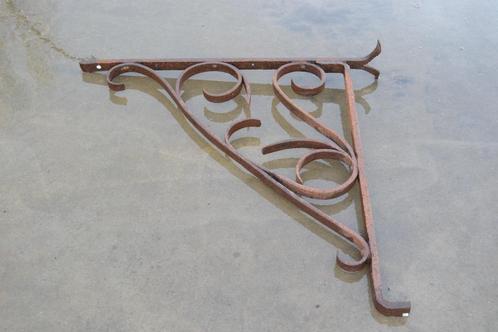 oude smeedijzeren armatuur voor uithangbord of bronzen bel, Tuin en Terras, Tuinwanddecoratie, Ophalen