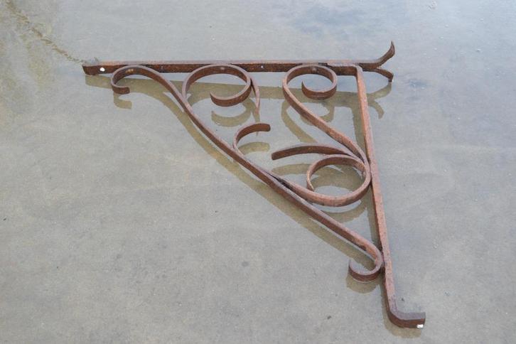 oude smeedijzeren armatuur voor uithangbord of bronzen bel, Tuin en Terras, Tuinwanddecoratie, Ophalen