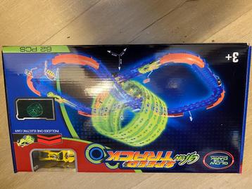 Glow in the dark Racebaan met bijhorende auto vanaf 3 jaar i beschikbaar voor biedingen