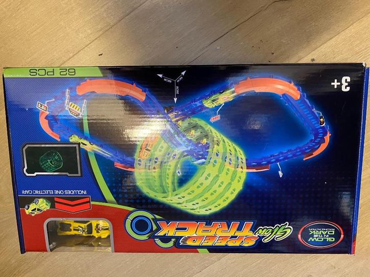 Glow in the dark Racebaan met bijhorende auto vanaf 3 jaar i, Kinderen en Baby's, Speelgoed | Racebanen, Zo goed als nieuw, Racebaan