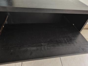 Zwart kasje met wielen beschikbaar voor biedingen