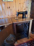 NAAIMACHINE  IN KAST, Hobby en Vrije tijd, Naaimachines en Toebehoren, Ophalen, Gebruikt, Naaimachine, Singer