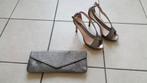 Peeptoe pumps en bijhorende clutch van Furrieza, Ophalen of Verzenden, Zo goed als nieuw, Grijs, Avondtasje