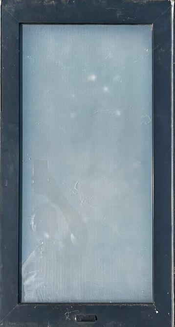Vast raam van 80x44cm dubbel glas  beschikbaar voor biedingen