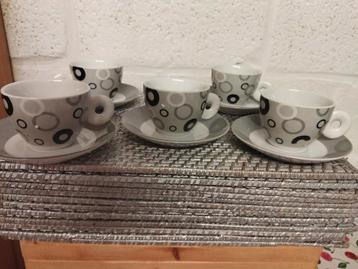 5 koffiekopjes met schoteltjes  beschikbaar voor biedingen