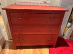 Commode Hemnes rouge IKEA, Huis en Inrichting, Kasten | Ladekasten, 3 of 4 laden, Ophalen, Gebruikt, Grenenhout