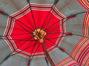 TRÈS VIEUX PARASOL DE CAFÉ EN BÂCHE DES ANNÉES 40 - 50