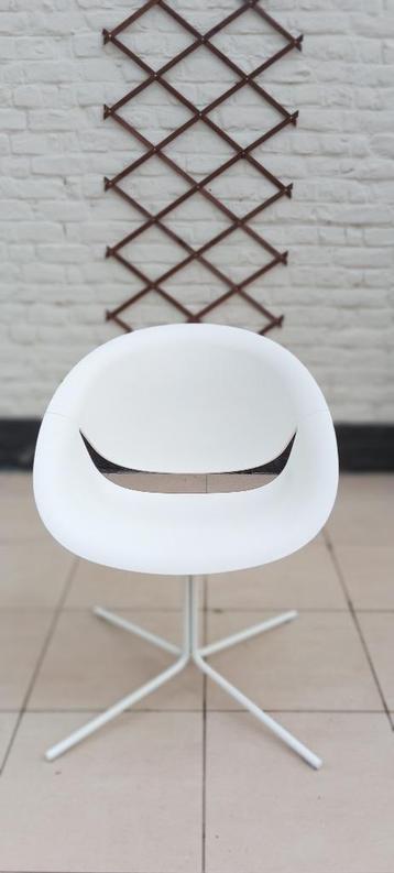 Chaise design Marco Maran So happy disponible aux enchères