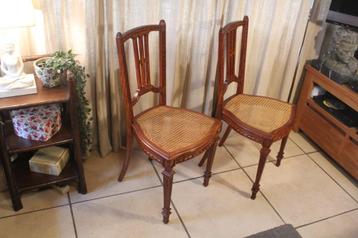 Twee klassieke stoelen beschikbaar voor biedingen