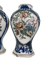 Paire de vases en faïence polychrome style Delft XIXe, Enlèvement ou Envoi