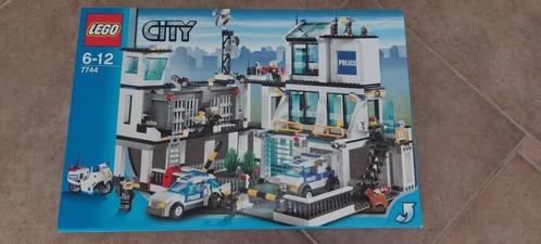 Lego City: Politiekantoor met gevangenis (7744), Kinderen en Baby's, Speelgoed | Duplo en Lego, Zo goed als nieuw, Lego, Complete set