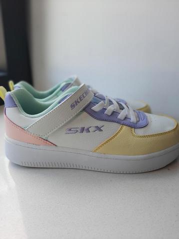 Gloednieuwe Skechers meisjessneakers maat 37 beschikbaar voor biedingen