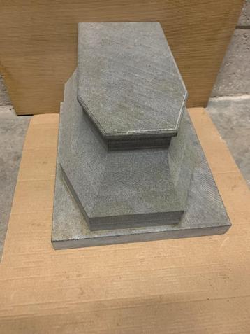 Mooie nieuwe sokkel in blauwsteen/arduin verzoet . beschikbaar voor biedingen