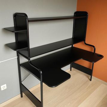 bureau en bureaustoel met wieltjes beschikbaar voor biedingen